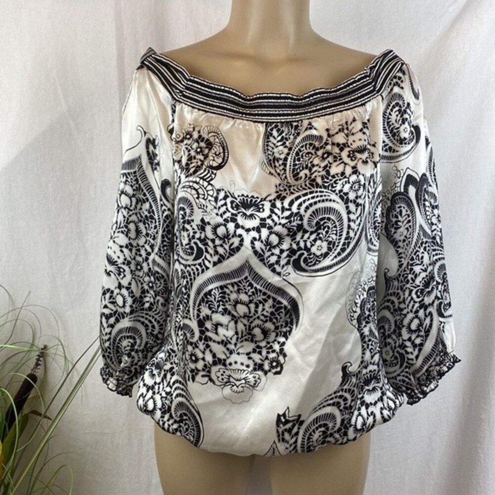100% Silk Black & White Print Floral Blouse From White House Black Market M - Picture 2 of 7